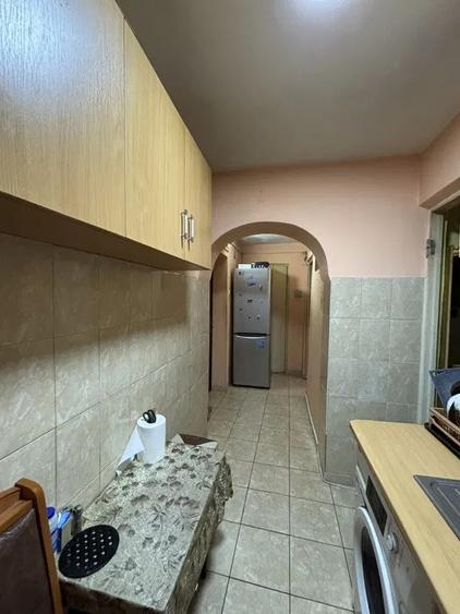 Apartament cu 2 camere, decomandat, etaj 1/4, zona Podu Ros