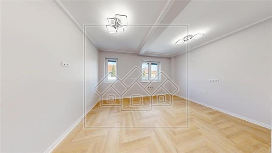 Casa individula de vanzare, teren mare, 4 camere, la cheie, zona buna