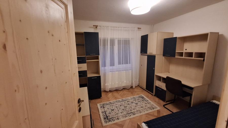 Proprietar - apartament 4 camere decomandat, etaj 3, C. ARADULUI (Iulius Mall)