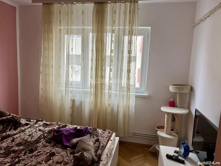 Decomandat cu 2 băi si 2 balcoane la etajul 3 - 3