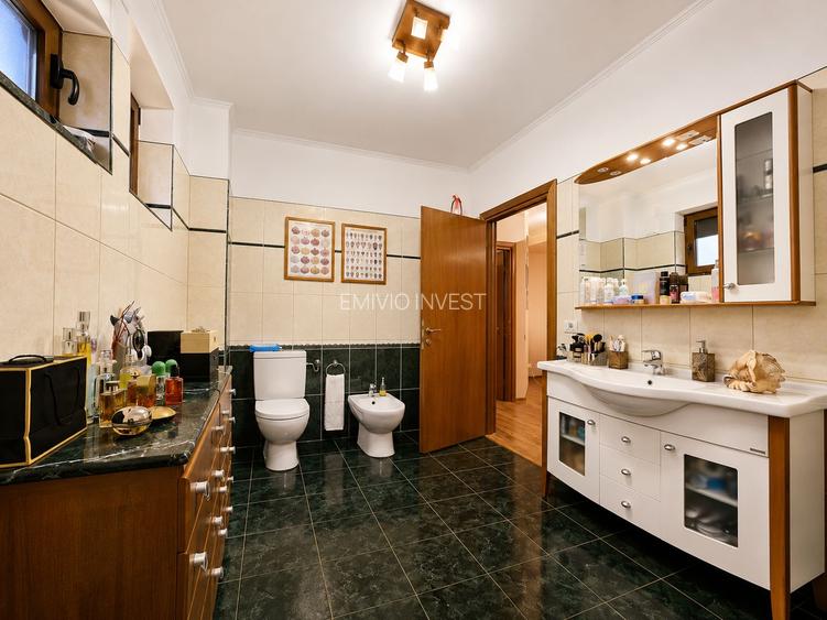 Vilă de vânzare în Sisești | 241 mp, curte amenajată și 2 parcări private - 11