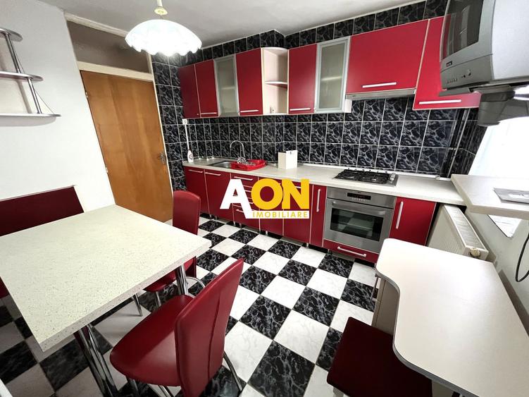 Apartament cu 3 Camere, Etaj Intermediar, Zona Cetate