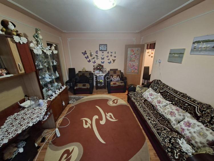 Apartament cu 3 camere, etajul 2/4, zona Dacia - 2