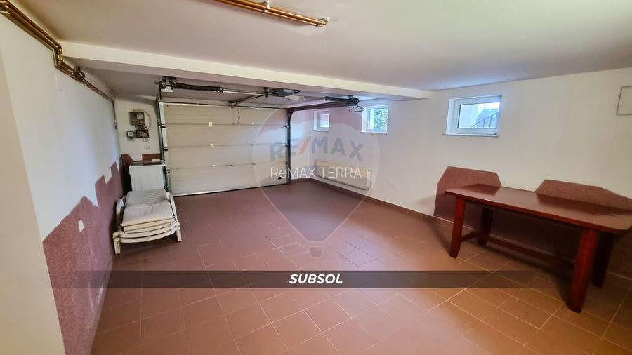 Casă / Vilă de lux cu 2 garaje, 10 camere de vânzare în BAIA MARE - 36