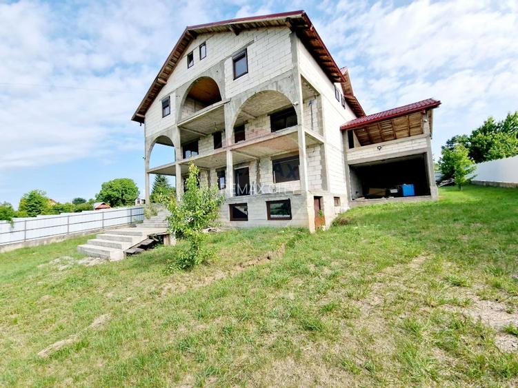 Casă spațioasă S+P+1E+M și teren generos 1664 mp - 2