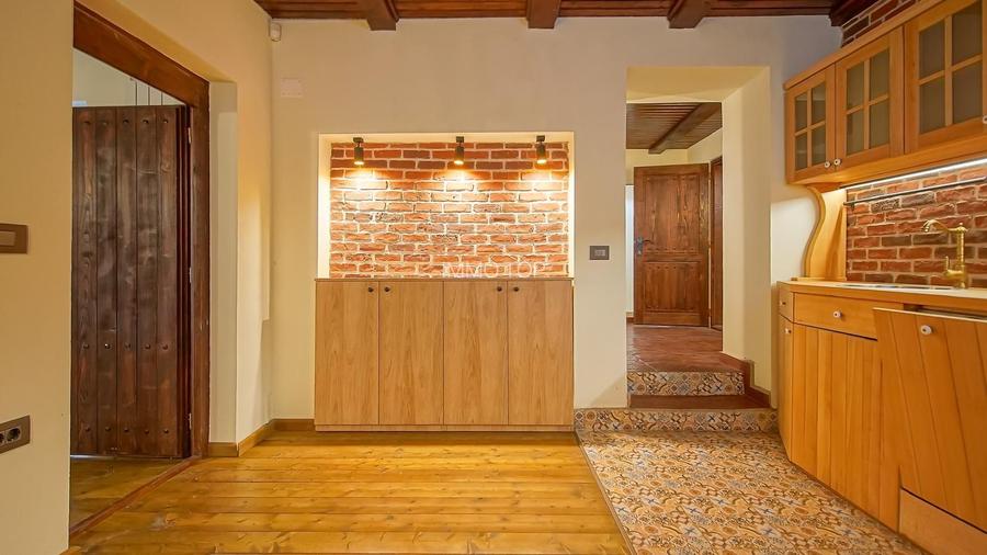 Casa de vanzare in centrul Brasovului - curte privata si pivnita - 3