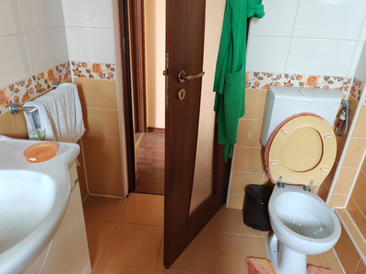 Apartament 5 camere pe 2 niveluri, in casa zona Florilor