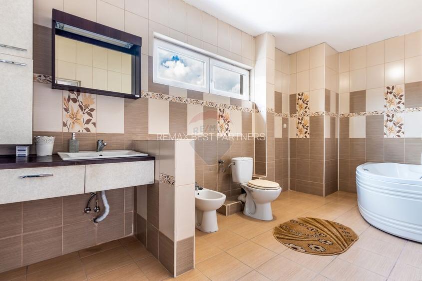 Casa cu 10 camere de vanzare pe str. Corneliu Coposu - 11
