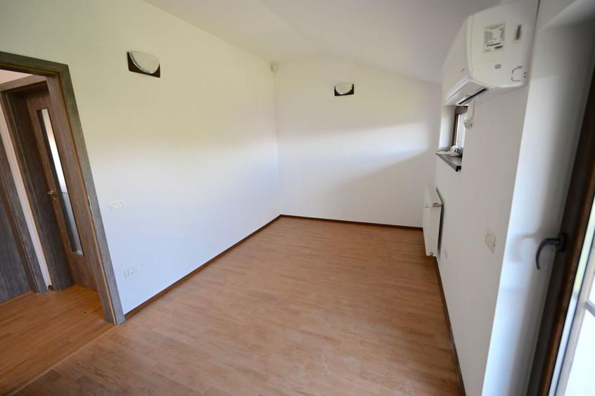 Casă / Vilă cu 4 camere de închiriat în zona Aradului