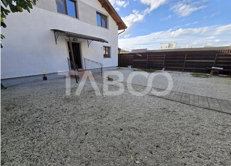 Casa de vanzare cu 6 camere 2 parcari curte libera 200 mp in Selimbar