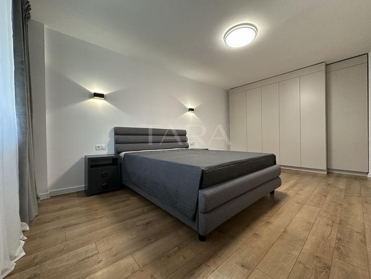 Apartament 3 camere modern, cu terasă și parcare – zonă Centrală
