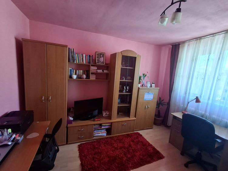 Apartament cu doua camere semidecomandat finisat si mobilat etajul 4 cu pod
