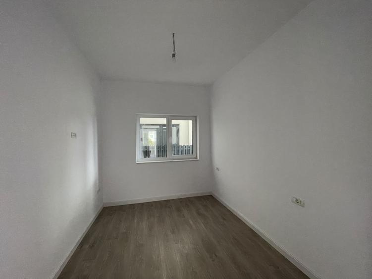 Duplex despartit prin camera tehnica | 5 camere 3 bai | Ghiroda | Asfalt