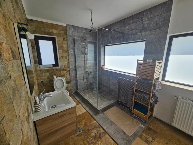 Casă 4 camere lângă pădure, 128 mp, curte 300 mp, mobilată