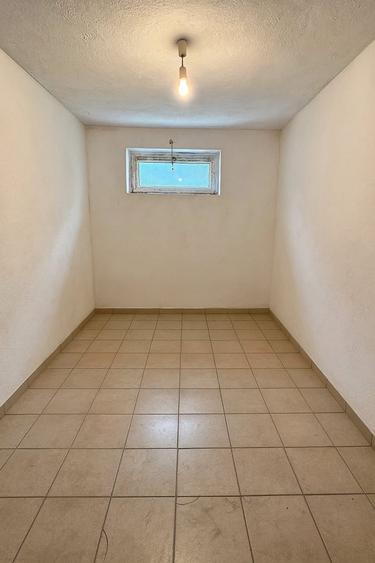 Boxă de depozitare de 9,17 mp cu geam,zona Eroilor