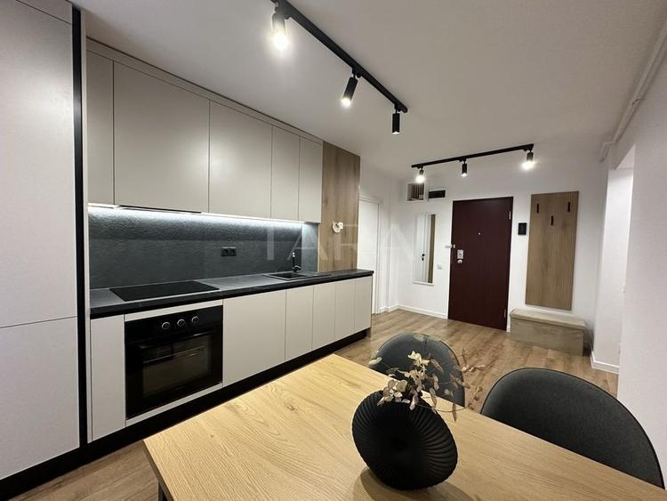 Apartament 3 camere modern, cu terasă și parcare – zonă Centrală