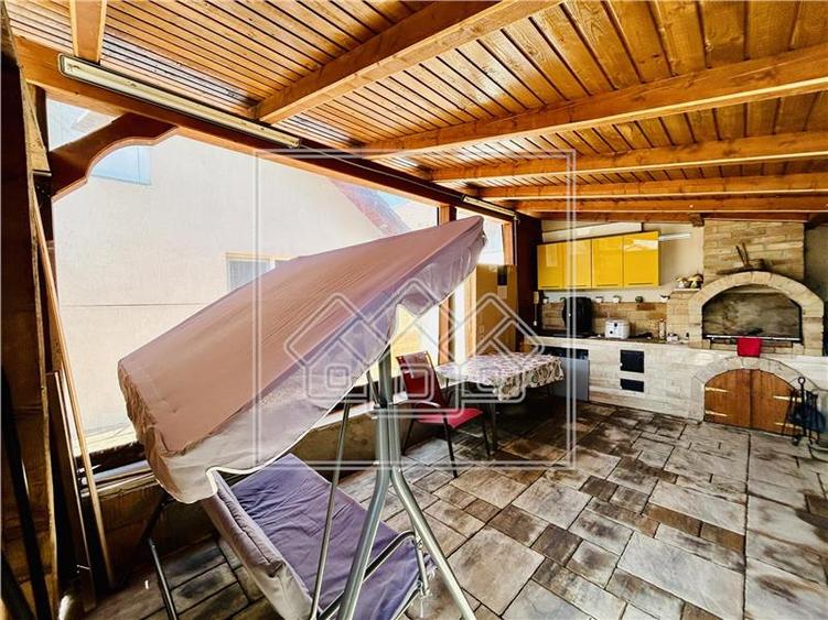 Casa individuala in Sura Mare cu 2 garaje, 2 terase si teren de 493 mp