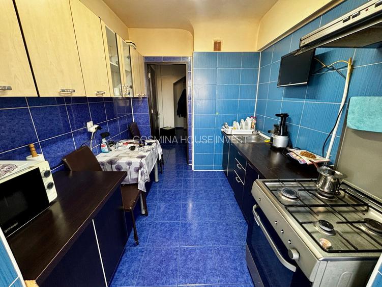 Se vinde in Malu Rosu ap decomandat,doua camere,et8/10,pret 64000 negociabil. - 5