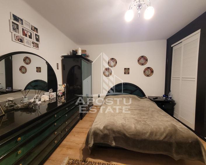 Casa individuala de vanzare, cu 4 camere si 2 garaje, zona Lipovei