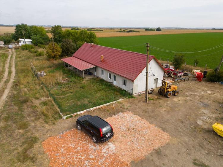 Casă cu teren 13 418 mp intravilan