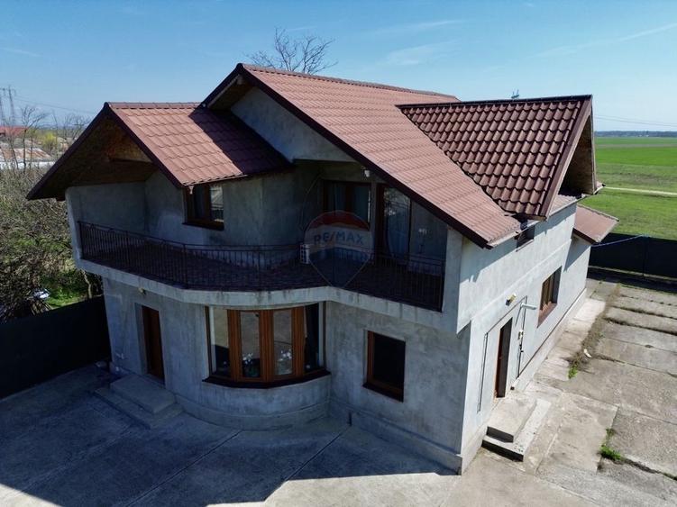 Casă / Vilă cu 5 camere de vânzare Garoafa/Rachitosu
