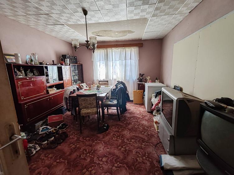Casa 3 camere libera la vanzare TARLUNGENI