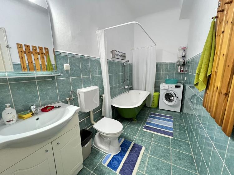 Apartament spatios cu 3 camere | 83 mp + veranda + curte | Ultracentral
