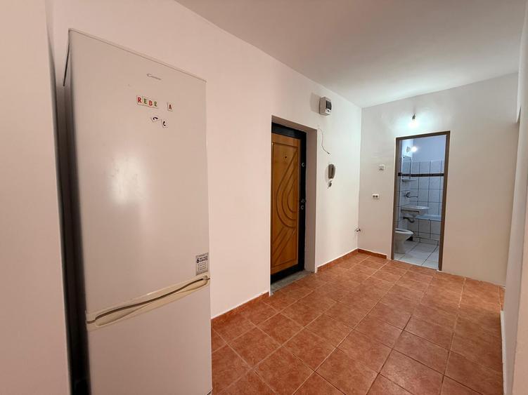 Apartament cu 1 cameră decomandat 40MP - etaj 2/8 cu lift - bloc 1986