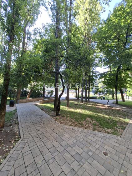 Gorjului Metrou in fata blocului Garsoniera Moderna - 10