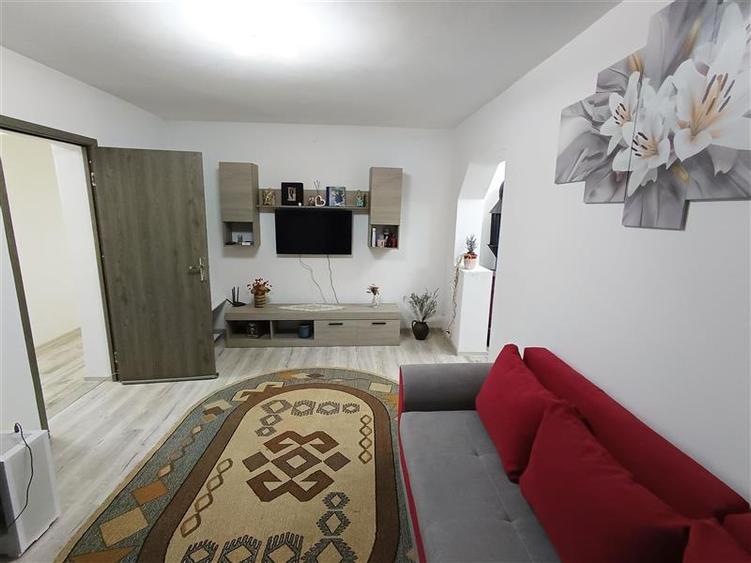 Apartament 2 camere in zona centrala Moldova Noua, langa piata