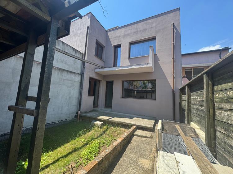 Vând vila P+1, situată în zona Trocadero