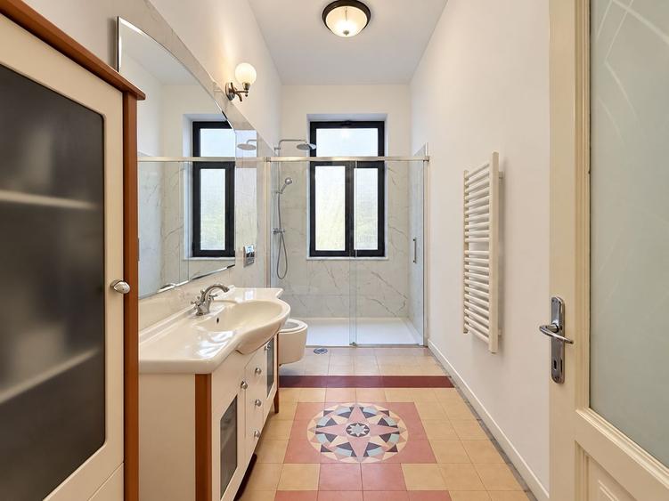 Apartament interbelic cu șemineu și balcon | Lângă Parcul Cișmigiu
