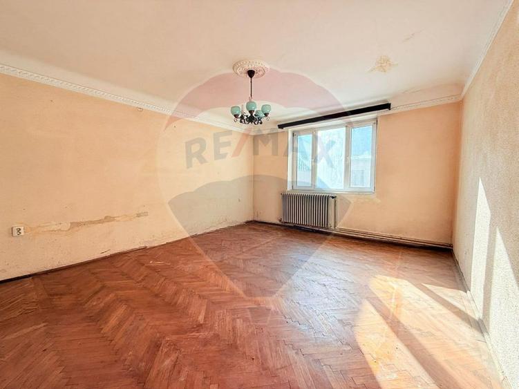Casă de vanzare cu curte | 4 camere | Zona Gorjului | Teren generos