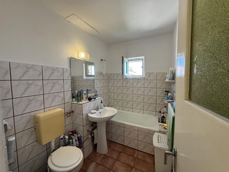 Apartament decomandat cu 3 camere in Florilor, strada Crinului