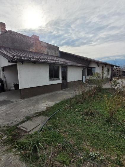 Teren 1700 mp, deschidere 18,40 ml, cu casa la strada principala