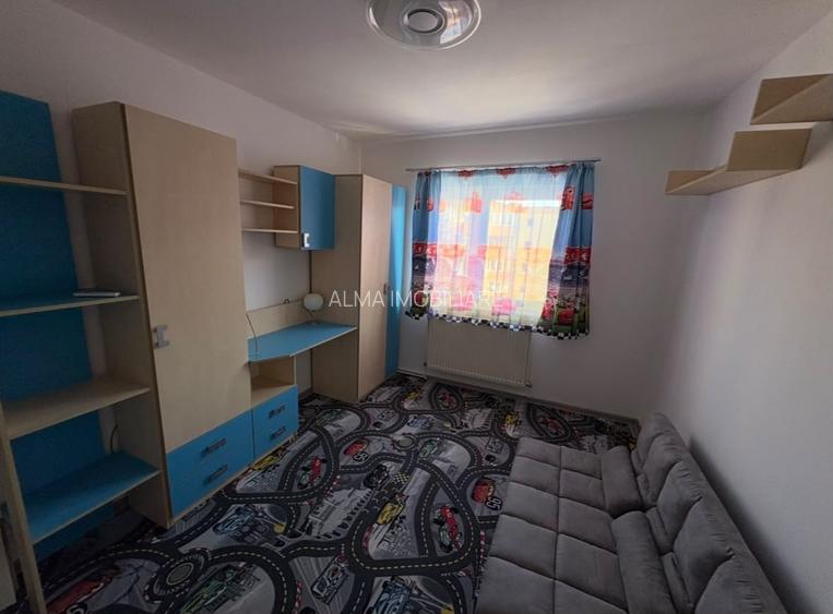 Apartament renovat 4 camere, 2 balcoane, cartier Plopilor!