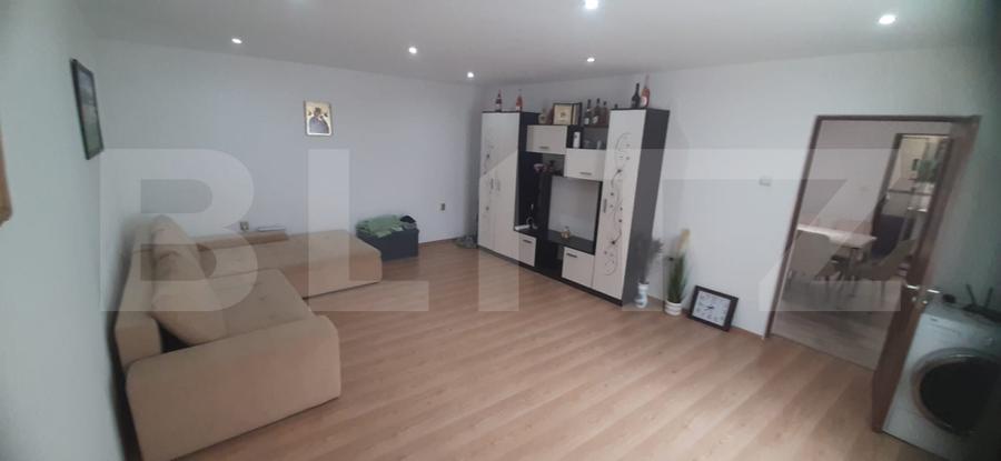 Apartament de vanzare, la casa, cu 2 camere si garaj 66 mp zona Lazaret