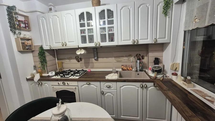 Apartament 3 camere, etaj 1/4, zona Podu Ros