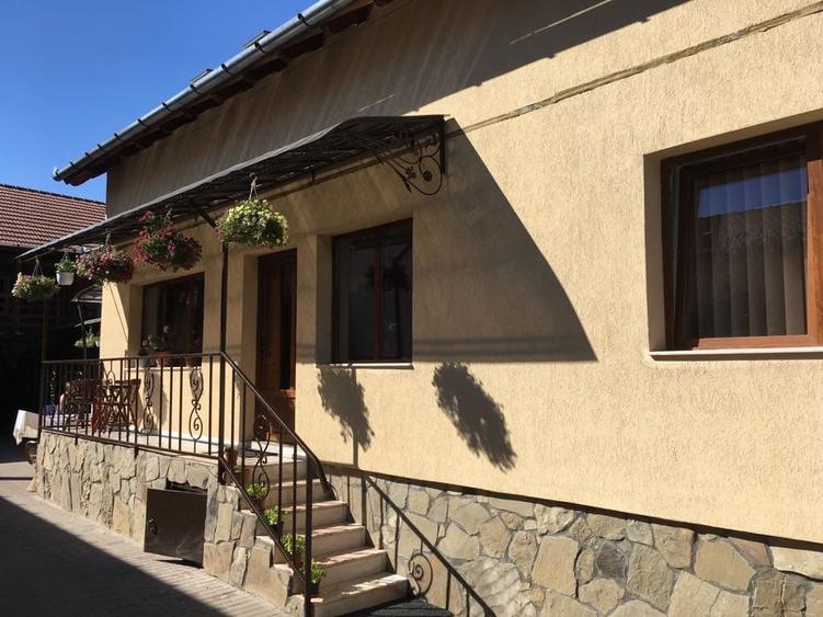 Pensiune cu 13 camere|4 apartamente|Spații auxiliare| ideal investiție