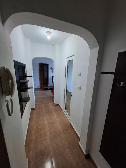 Ofer spre închiriere apartament cu 2 camere, semidecomandat, situat în Constanța