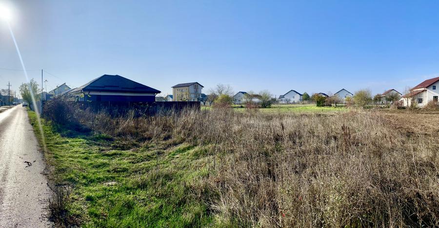 Teren priveliste deschisa, zona retrasa, aproape de lac si pădure