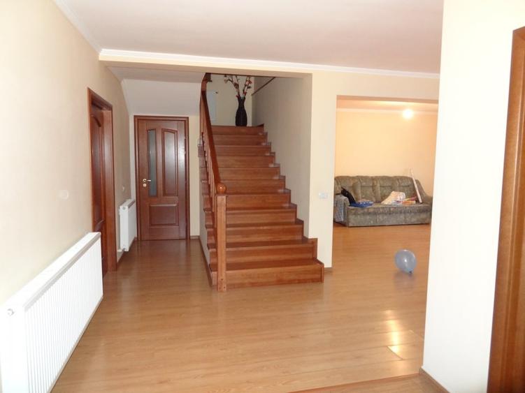 Valu lui Traian Vila 5 camere cu curte.