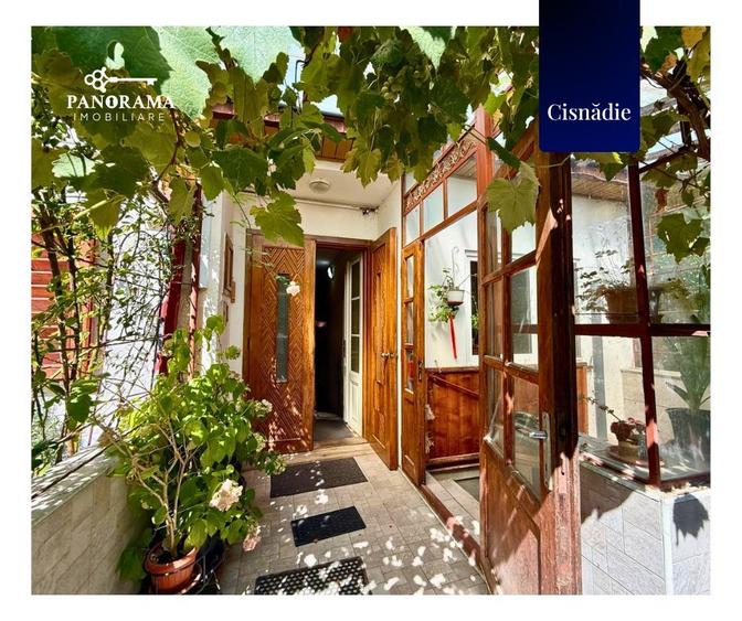 Casă cu grădină proprie, garaj, pivniță și teren în centrul Cisnădiei