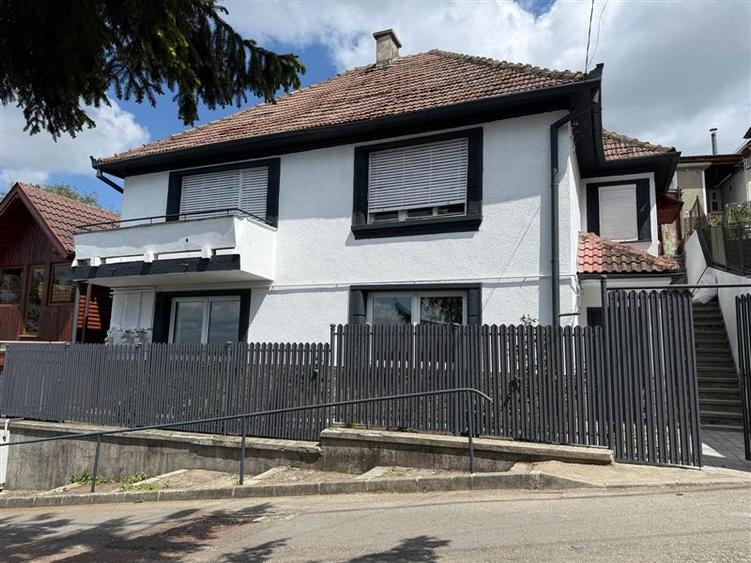 Apartament la casa cu curte si garaj la 5 minute de Centru Brasov