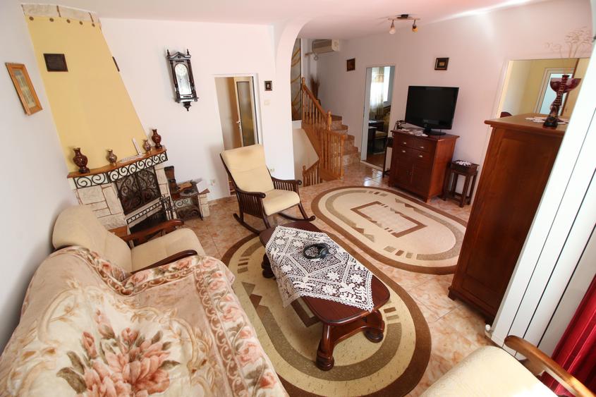 Vand/schimb casa  P+1, zona centrala - 200.000 euro