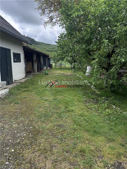 Casa indviduala cu 3 camere, living, bucatarie, 2 bai si mansarda in apropiere d - 6