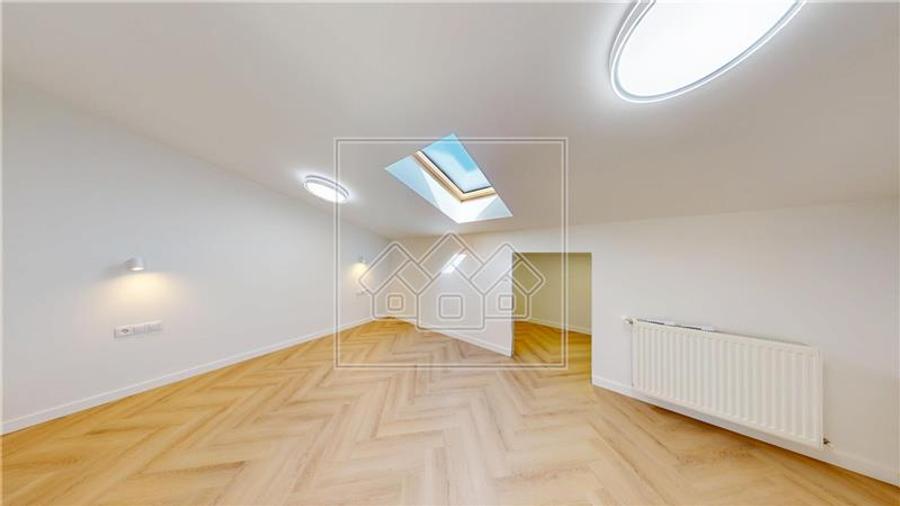 Penthouse cu 4 camere si balcon - 2 bai, intabulat