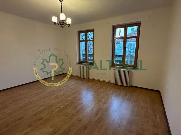 Casă individuală de închiriat în Sibiu – singur în curte, teren 900 mp, garaj
