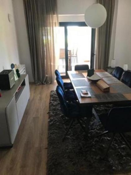 Vila cu piscina pe malul Lacului Snagov teren 2000mp 6900eu/luna sau 1950k vanza