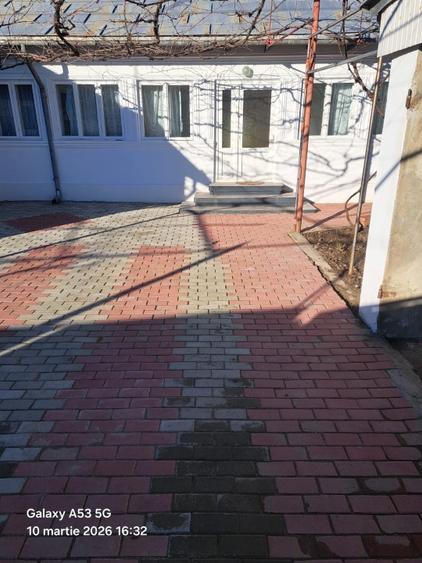 Casa de vanzare, complet renovata, gata de locuit, curata, cu toate utilitatile.
